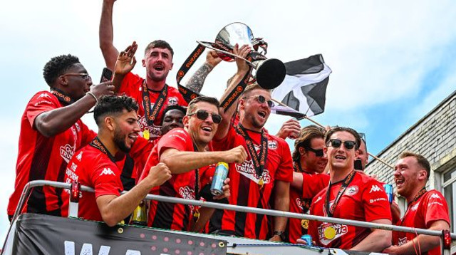 טרורו סיטי חוגגת העפלה לליגה הלאומית (צילום: Hugh R Hastings)