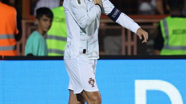 כריסטיאנו רונאלדו עם יד על הלב (צילום: Gettyimages)