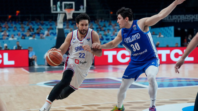 שחקן נבחרת פינלנד, אנדרה גוסטבסון, מול שחקן נבחרת סרביה, ואסילייה מיציץ' (צילום: רויטרס)