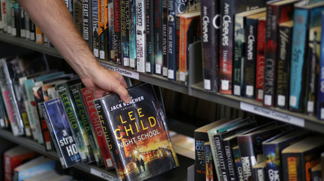 ספר של לי צ'יילד (צילום: REUTERS/Phil Noble)