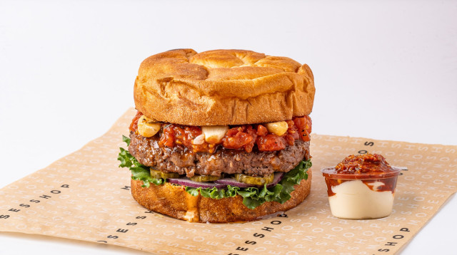 קובנה בורגר במוזס שופ  (צילום: לירן מימון)