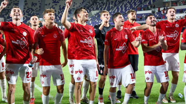 שחקני הפועל תל אביב חוגגים (צילום: דני מרון)