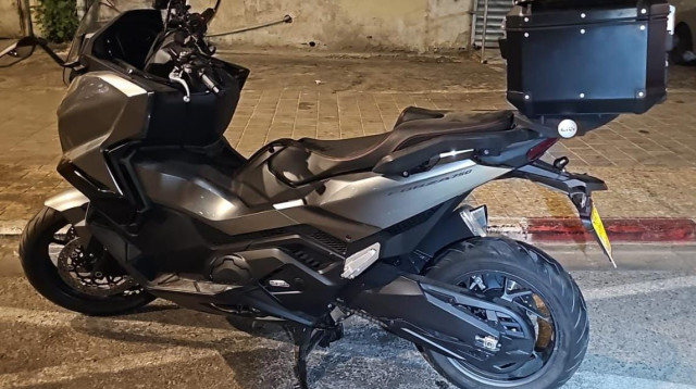 האופנוע שנגנב בערבי נחל בגבעתיים (צילום: דוברות המשטרה)