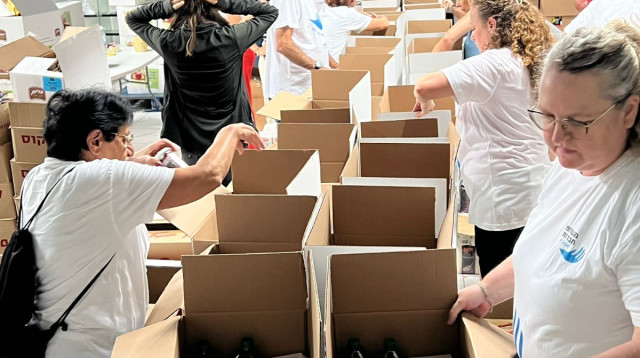 הכנת סלי מזון בעמותת שניר (צילום: פרסום FORTE)