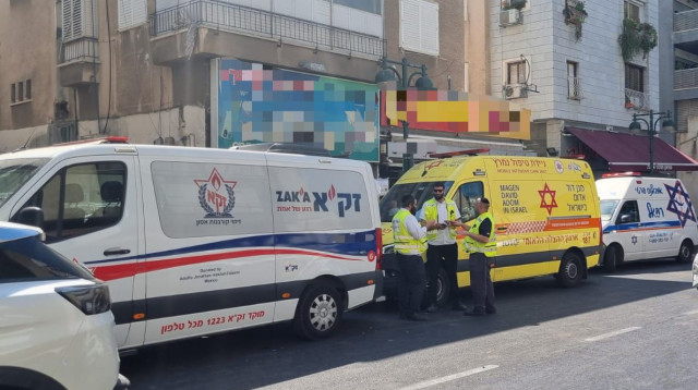 אמבולנסים מחוץ למרפאה ברמת-גן (צילום: זק"א)