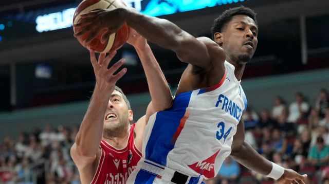 ג'יילן הורד שחקן נבחרת צרפת מול גיורגי שרמנדיני שחקן נבחרת גאורגיה (צילום: רויטרס)