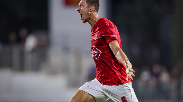 שחקן הפועל תל אביב, אנדריאן קרייב (צילום: מאור אלקסלסי)