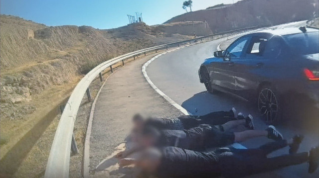 מעצר החשודים בתום המרדף המשטרתי (צילום: דוברות המשטרה)