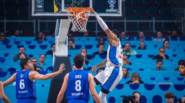 בלתי עציר. יאניס מטביע את ישראל (צילום: GettyImages, Matteo Marchi/FIBA)