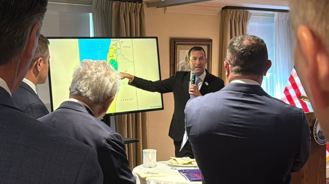 יוסי דגן מציג את מפת הריבונות (צילום: מועצה אזורית שומרון)