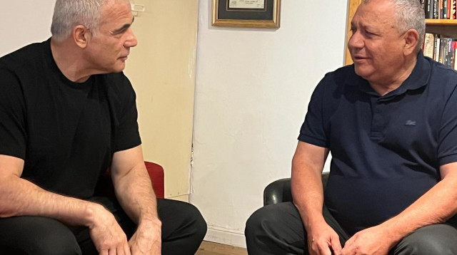 גדי איזנקוט, יאיר לפיד (צילום: ללא קרדיט)