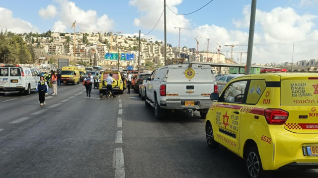 זירת הפיגוע בשכונת רמות בירושלים (צילום: תיעוד מבצעי מד"א)