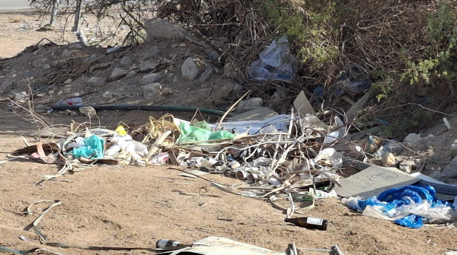 זבל בחוף של אילת (צילום: מורי חן)