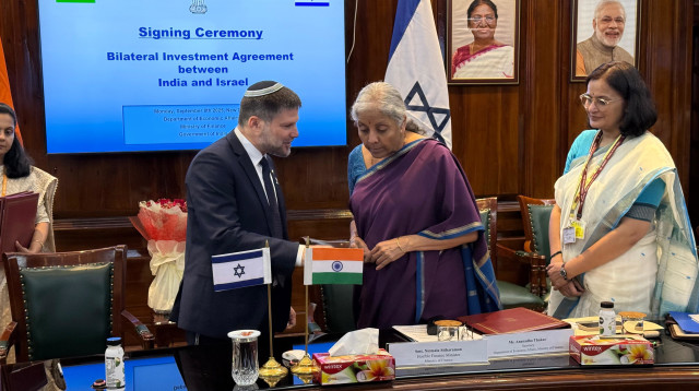 בצלאל סמוטריץ' בחתימת הסכם הסחר עם שרת האוצר של הודו (צילום: דוברות משרד האוצר)