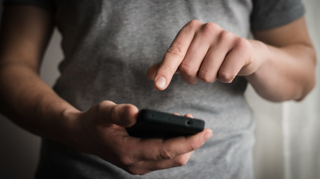 בני נוער, סמארטפון (צילום: אינגאימג')