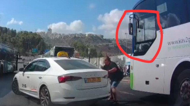 רגע הפגיעה באוטובוס בפיגוע הירי בירושלים (צילום: שימוש לפי סעיף 27א')