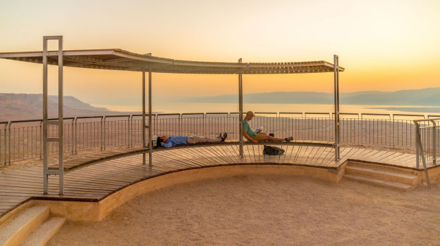 שקיעה במדבר יהודה (צילום: מנו גרינשפן)