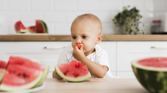 תינוק מנשנש. אילוסטרציה (צילום: FREEPIK)