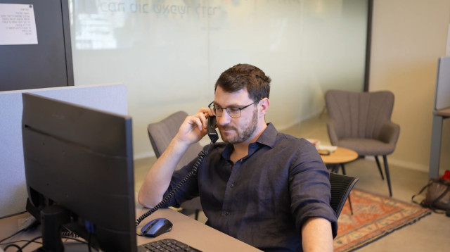 מתנדב בקו הסיוע של נט"ל (צילום: באדיבות נט"ל)