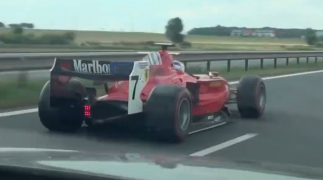 מכונית ה"פורמולה 1" של פרארי על כביש בצ'כיה (צילום: צילום מסך, X (טוויטר))