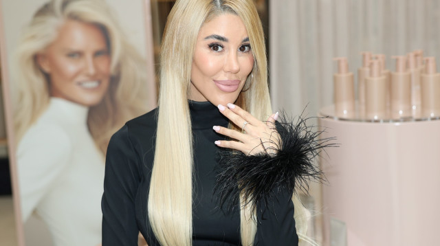 סתיו קצין מציגה את הטבעת אירוסין (צילום: אור גפן)