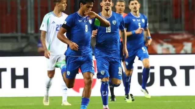 הרבה רגעי גאווה. פרץ והנבחרת (צילום: רויטרס)