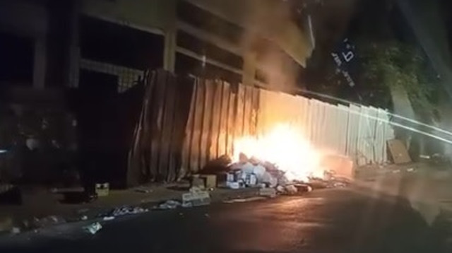 נצרת - שורפים זבל ברחובות (צילום: בתיה גלעדי)