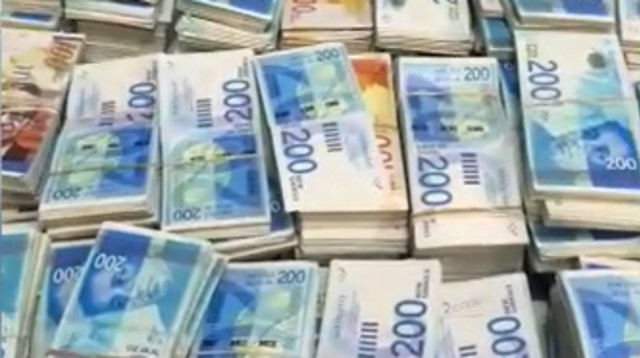 כ-10 מיליון שקלים במזומן שנתפסו (צילום: דוברות המשטרה)