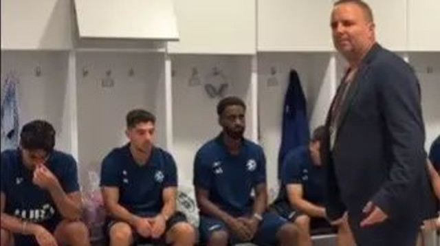 רן בן שמעון משוחח עם שחקני נבחרת ישראל אחרי ההפסד 5:4 לאיטליה (צילום: אתר רשמי, ההתאחדות לכדורגל)