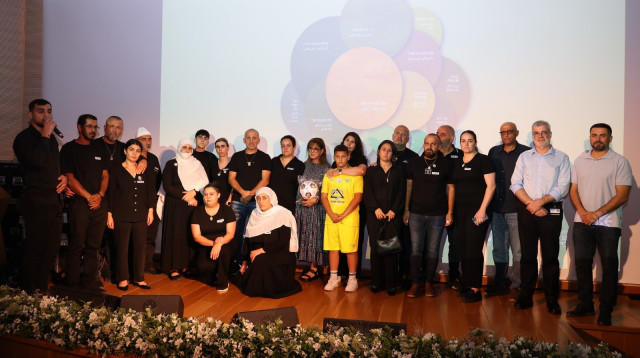 משפחות ילדי אסון מג׳דל שמס והזמר לואי עלי (צילום: מירי גטניו, דוברות איכילוב)