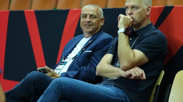 כדורסלן העבר גור שלף, ליד יו"ר איגוד הכדורסל, עמוס פרישמן (צילום: אודי ציטיאט)