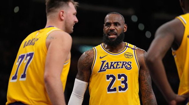 לברון ג'יימס ולוקה דונצ'יץ' (צילום: Michael Owens)