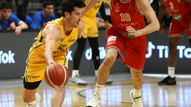 ג'ון דיברתולומיאו, מכבי תל אביב, מול בר טימור, הפועל תל אביב (צילום: דני מרון)