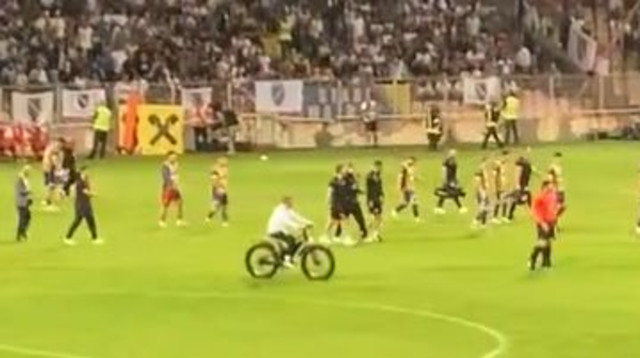 ראלף ראנגניק רוכב על אופניים חשמליים (צילום: צילום מסך, X (טוויטר))