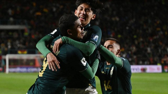 שחקני נבחרת בוליביה חוגגים עם מיגליטו (צילום: רויטרס)