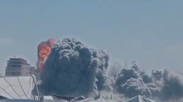 השמדת מגדל "טייבה 2" בעזה (צילום: רשתות ערביות)