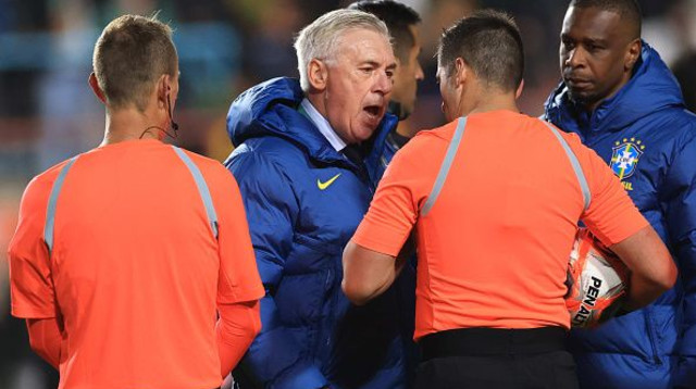 קרלו אנצ'לוטי מול צוות השיפוט אחרי המשחק נגד בוליביה (צילום: Buda Mendes)