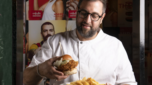 שף תומר טל והקריספי צ'יקן אדיר (צילום: דויד שטיינברג)