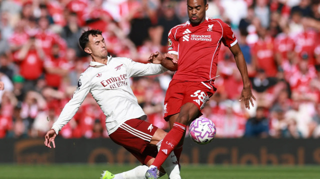 ריאן חראפנברך שחקן ליברפול מול מרטין סובימנדי שחקן ארסנל (צילום: רויטרס)