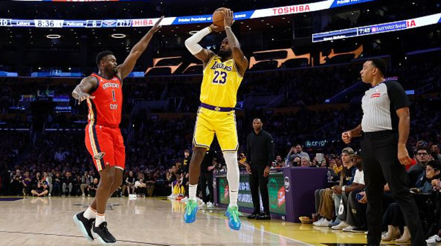 לברון ג'יימס מול זאיון וויליאמסון (צילום: GettyImages)