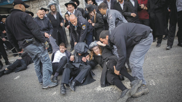 חרדים מפגינים נגד גיוס  (צילום: חיים גולדברג פלאש 90)