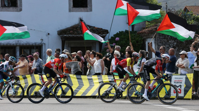 וואלטה דה אספניה על רקע דגלי פלסטין (צילום: רויטרס)