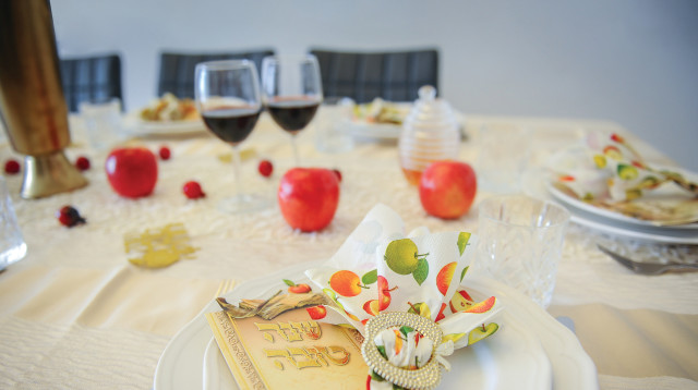 שולחן חג ראש השנה (צילום: מנדי הכטמן, פלאש 90)