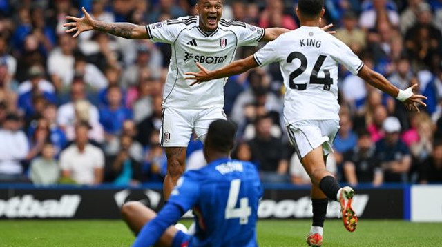 ג'וש קינג ורודריגו מוניז חוגגים (צילום: Mike Hewitt)