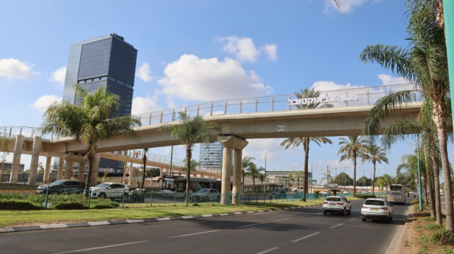 גשר השבעה באוקטובר בפתח תקווה (צילום: דוברות העירייה)