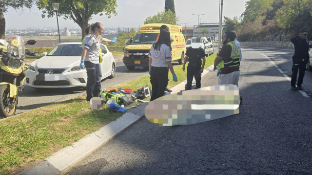 אישה בת 70 נפטרה כתוצאה מפגיעת רכב בנשר (צילום: תיעוד מבצעי מד"א)