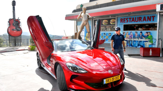 MG סייברסטר, דני קושמרו בוחן (צילום: ראובן קסטרו)