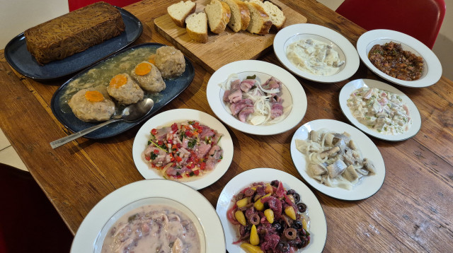 אוכל בבני ברק (צילום: ניר קיפניס)