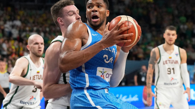 שחקן נבחרת יוון, יאניס אנטטוקומפו (צילום: רויטרס)