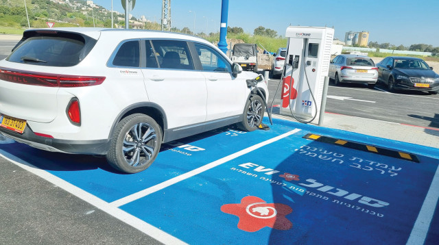 עמדת טעינה ציבורית Sonol EVI (צילום: עידן סבח)